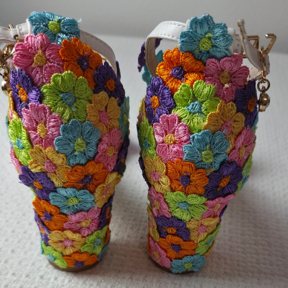 Crystal Queen Floral Embroidered Sandals Womens 40 White Multi Beads - Picture 4 of 7